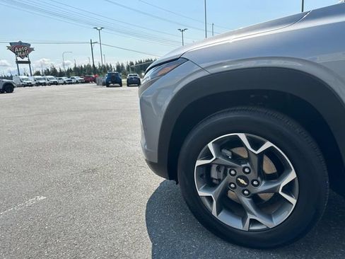 Used 2025 Chevrolet Trax LT FWD image 28