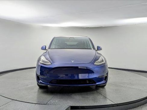 Used 2022 Tesla Model Y Long Range image 11