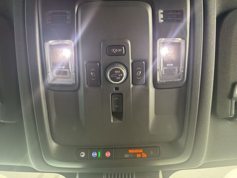 New 2025 Chevrolet Suburban Premier image 37