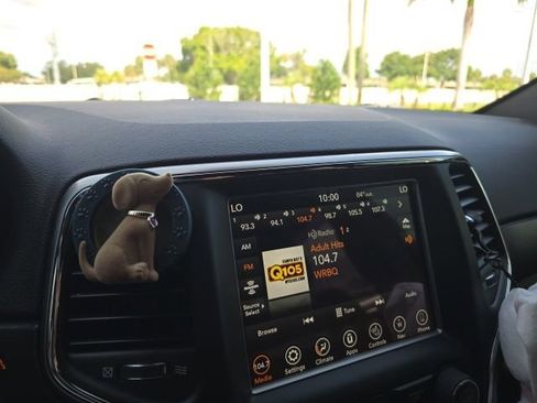 Used 2018 Jeep Grand Cherokee Altitude AWD/4WD image 10