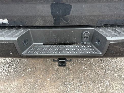 Used 2023 Nissan Titan SV w/ SV Convenience Package image 18