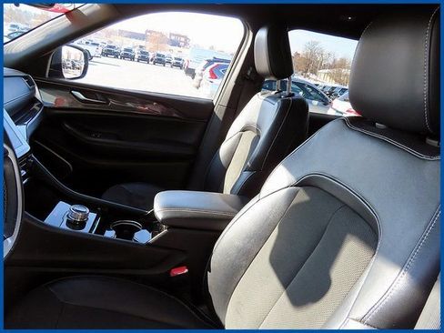 Used 2022 Jeep Grand Cherokee L Laredo image 14