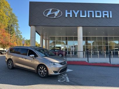 Used 2018 Chrysler Pacifica Limited w/ Tire & Wheel Group