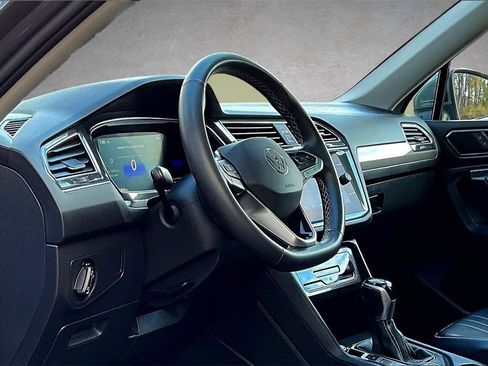 Used 2022 Volkswagen Tiguan SE image 17