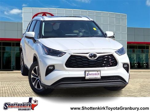 Used 2024 Toyota Highlander XLE image 1