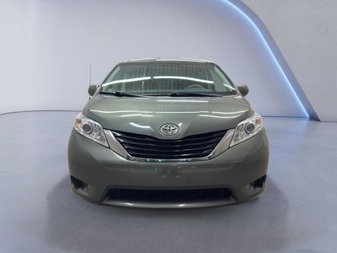 Used 2014 Toyota Sienna LE image 2
