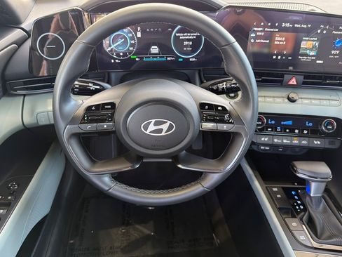 Used 2025 Hyundai Elantra Limited FWD image 18