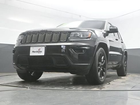 Used 2018 Jeep Grand Cherokee Altitude AWD/4WD image 31