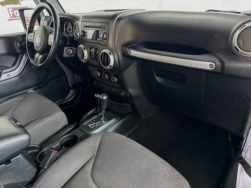 Used 2018 Jeep Wrangler Unlimited Sahara w/ Connectivity Group image 27