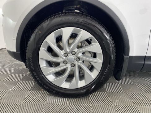 Used 2025 Land Rover Discovery S image 9