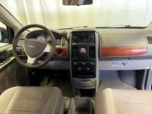 Used 2008 Chrysler Town & Country LX image 16
