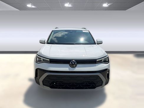 Used 2025 Volkswagen Taos SE FWD image 6