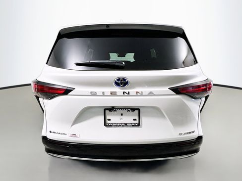 Used 2025 Toyota Sienna Platinum AWD/4WD image 6
