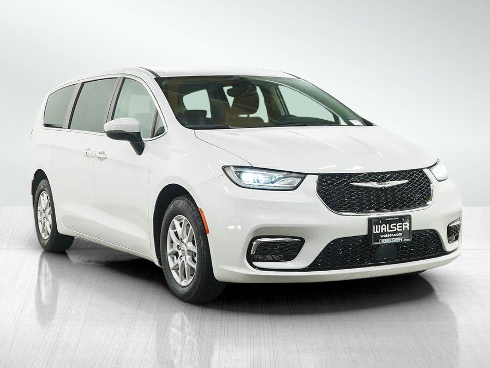 Used 2023 Chrysler Pacifica Touring-L FWD image 7