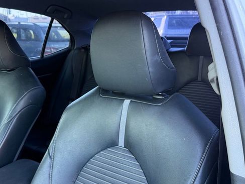 Used 2018 Toyota Camry SE w/ Accessory Appearance Package FWD image 2
