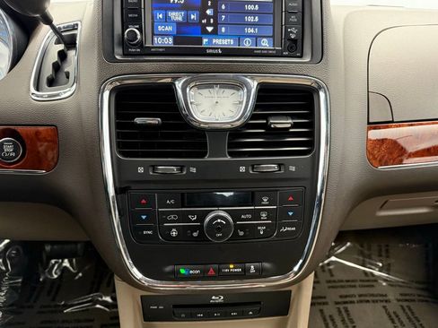 Used 2016 Chrysler Town & Country Touring-L image 28