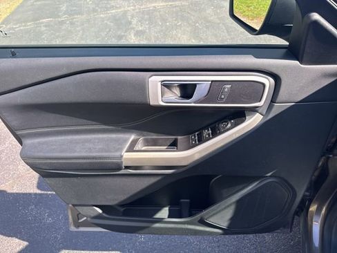 Used 2021 Ford Explorer XLT w/ Equipment Group 202A AWD/4WD image 9