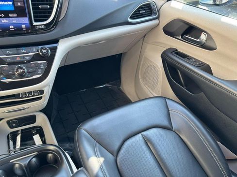 Used 2023 Chrysler Pacifica Touring-L FWD image 19
