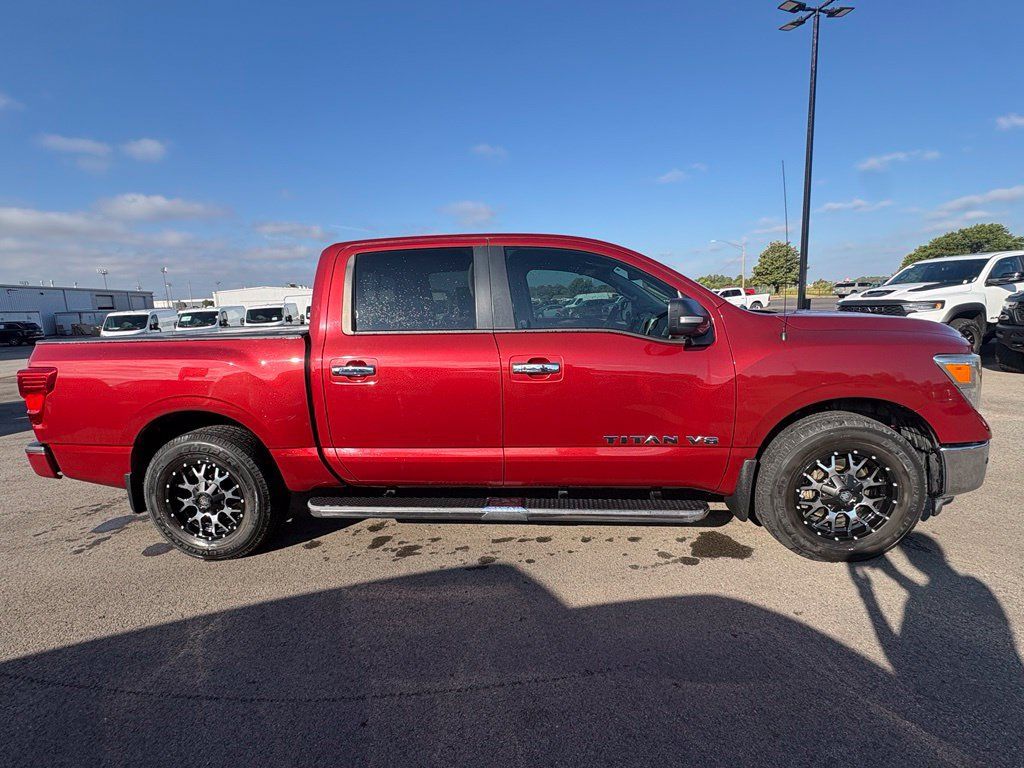 Used 2018 Nissan Titan SV w/ SV Convenience Package RWD image 9