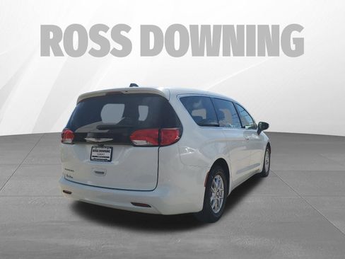 Used 2023 Chrysler Voyager LX FWD image 4