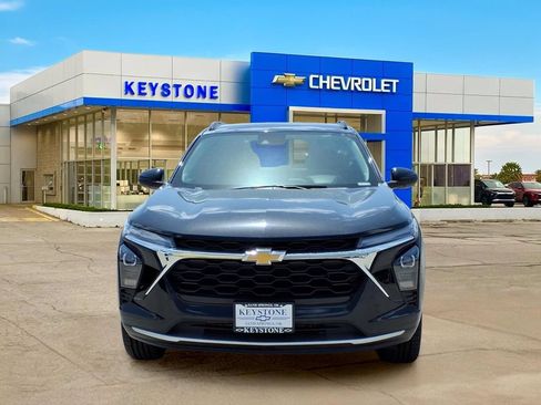 Used 2025 Chevrolet Trax LT FWD image 2
