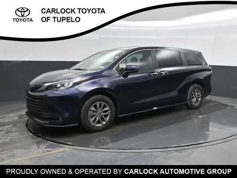 Used 2025 Toyota Sienna XLE image 1