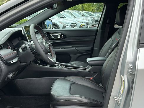 Used 2024 Jeep Compass Trailhawk image 11