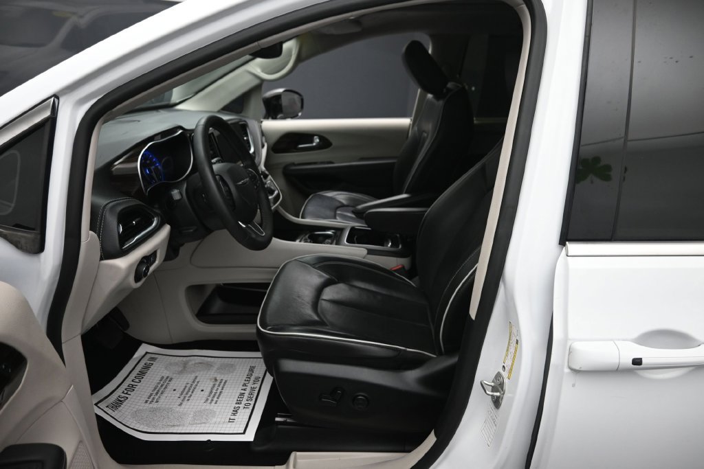 Used 2024 Chrysler Pacifica Limited FWD image 16
