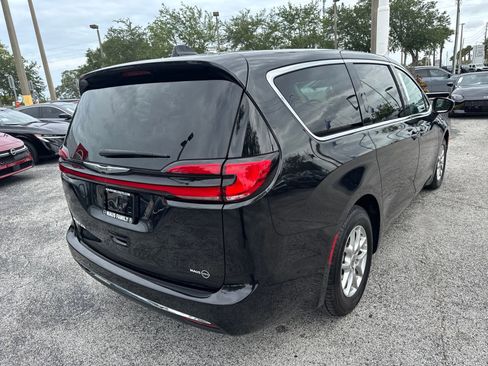 Used 2023 Chrysler Pacifica Touring-L FWD image 12