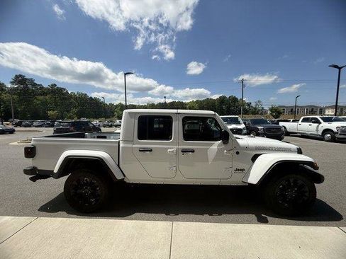 Used 2025 Jeep Gladiator Sport AWD/4WD image 8