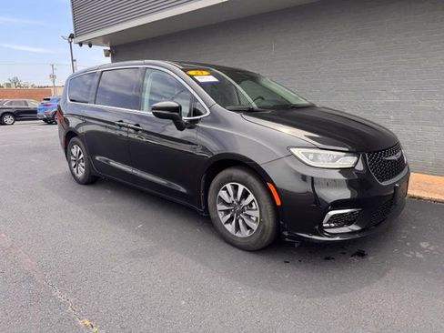 Used 2023 Chrysler Pacifica Touring-L FWD image 2
