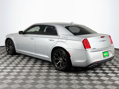 Used 2019 Chrysler 300 Touring RWD image 6