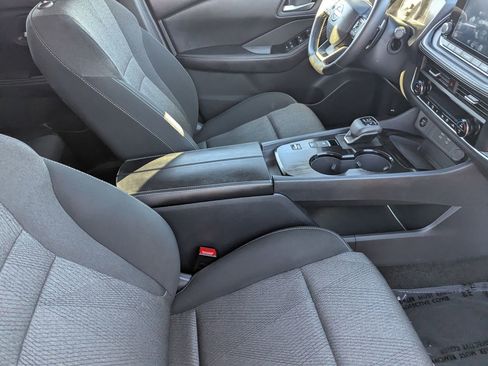 Certified 2025 Nissan Rogue SV FWD image 12