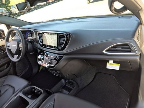 New 2026 Chrysler Pacifica Select image 36