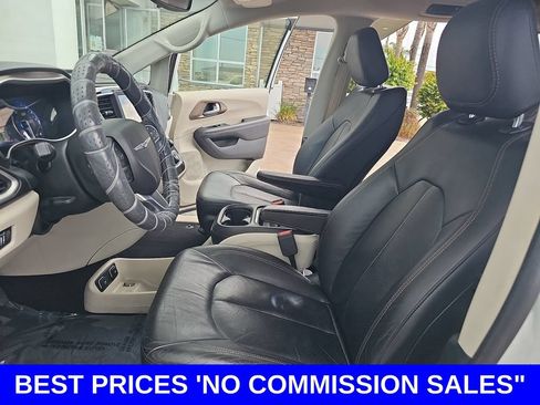 Used 2018 Chrysler Pacifica Touring-L FWD image 16