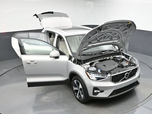 Used 2025 Volvo XC40 B5 Plus AWD/4WD image 47