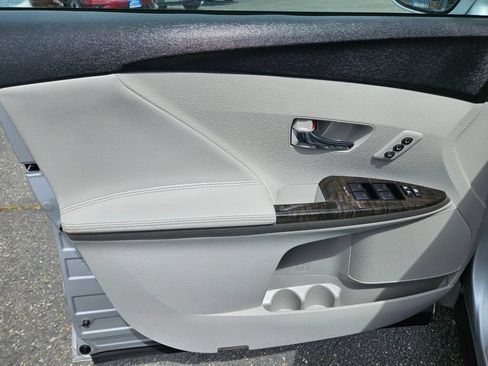 Used 2013 Toyota Venza XLE w/ Tow Prep Pkg AWD/4WD image 17