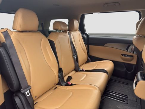 Used 2022 Kia Carnival LX FWD image 18