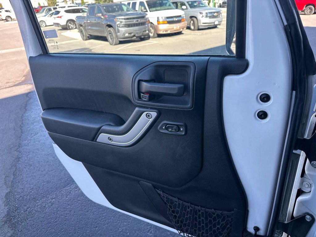 Used 2015 Jeep Wrangler Unlimited Rubicon w/ Connectivity Group AWD/4WD image 20
