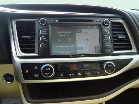 Used 2019 Toyota Highlander XLE AWD/4WD image 16