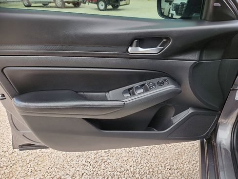 Used 2024 Nissan Altima 2.5 SV FWD image 12