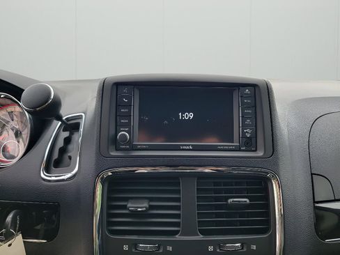Used 2017 Dodge Grand Caravan SXT FWD image 19