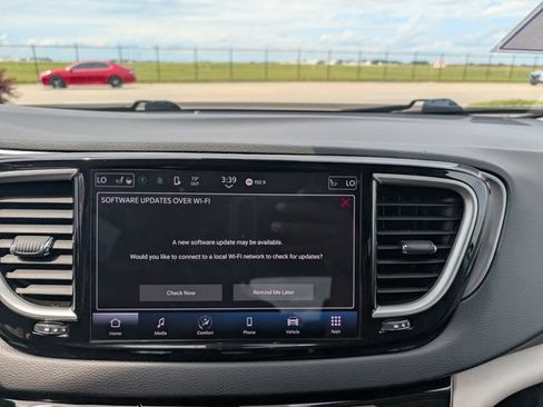 Used 2022 Chrysler Pacifica Touring-L FWD image 17
