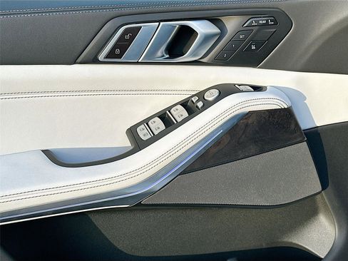 Certified 2024 BMW X7 xDrive40i w/ Premium Package image 18