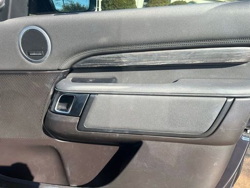 Used 2018 Land Rover Discovery HSE image 18