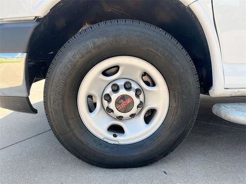 Used 2024 GMC Savana 2500 w/ Driver Convenience Package image 10