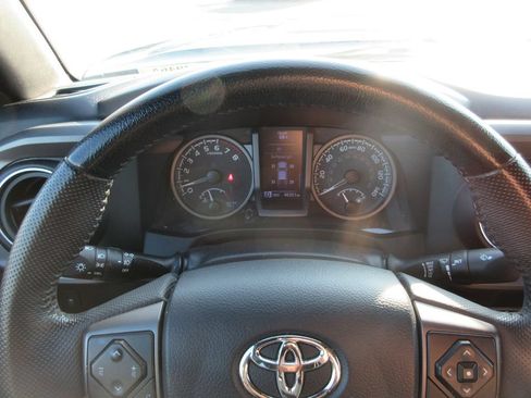 Used 2020 Toyota Tacoma TRD Sport AWD/4WD image 29