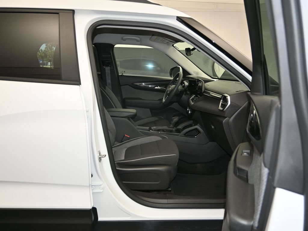 Used 2025 Chevrolet TrailBlazer LT FWD image 25