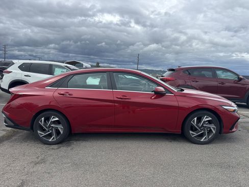 Used 2025 Hyundai Elantra SEL FWD image 5