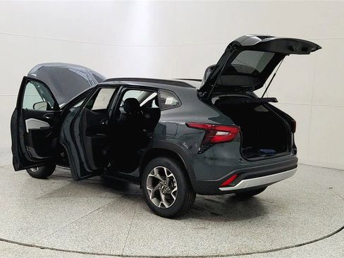 New 2026 Chevrolet Trax LT w/ Driver Confidence Package FWD image 11